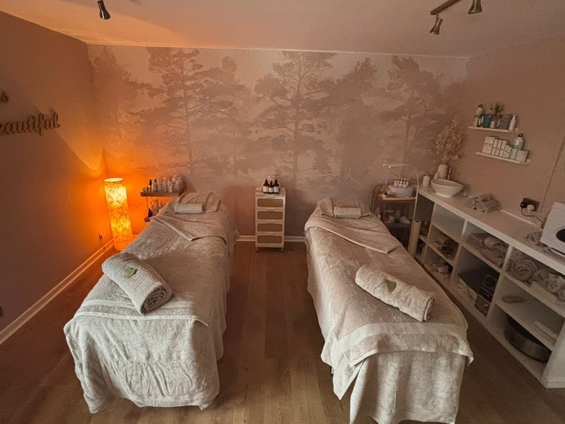Dual treatment room at Everybody's Beautiful Stonehouse